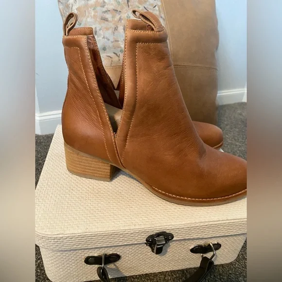 NWOT tan leather ankle boots by Jeffery Campbell - Picture 9 of 9